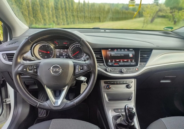 Opel Astra cena 41500 przebieg: 172000, rok produkcji 2018 z Kielce małe 742